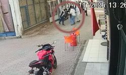 Kumluca'da sokak ortasında bıçaklı kavga! Şüpheli hiçbir şey olmamış gibi uzaklaştı