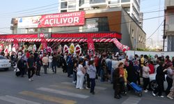 Mersin'de züccaciye mağazasının açılış indirimine yoğun ilgi: Metrelerce kuyruk oluştu