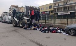 Mersin'de caddeye tekstil atıkları döküldü
