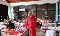 Kepez'de kadın emeğiyle büyüyen tekstil atölyesine Mesut Kocagöz'den ziyaret