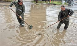 Menteşe’de Belediye ekipleri sel ve su baskınlarına müdahale ediyor