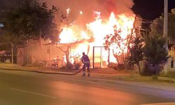 Petrol istasyonun yanındaki baraka alev aldı