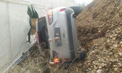 Serik'te otomobil seranın yanına devrildi: 5 kişi yaralandı