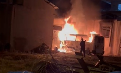 Serik'te park halindeki minibüs alev alev yandı