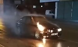 Alanya’da seyir halinde alev alan otomobile vatandaş müdahalesi!