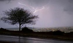 Antalya'da yağmur ve şimşek gösterisi