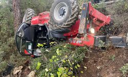 Manavgat’ta iş makinesi şarampole yuvarlandı