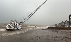 Muğla'da fırtınanın vurduğu yelkenliler kaldırılıyor