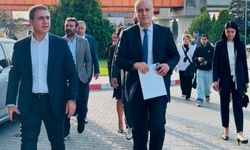 TÜRSAB Genel Kurulu'nda israf protestosu: Mehmet Nezih Hacıalioğlu, faaliyet raporlarını yere attı!