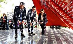 Ümit Uysal, hayatını kaybeden kadınlar için karanfil bıraktı