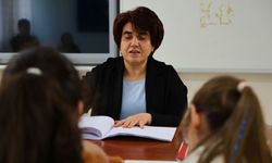 Görme engelli Züleyha öğretmen, öğrencilere ışık oluyor