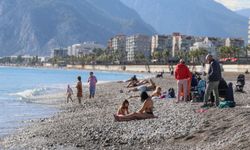 Antalya'da karlı dağ manzarasında deniz keyfi
