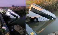Serik'te yolcu minibüsü sulama kanalına düştü