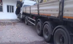 Mersin'de freni boşalan tır, dehşet saçtı!