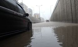 Sağanak yağışın etkili olduğu Alanya ilçe merkezinde alt geçitler suyla doldu!