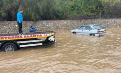 Alanya'da sağanak D 400 kara yolunu vurdu! Araçlar sular altında kaldı
