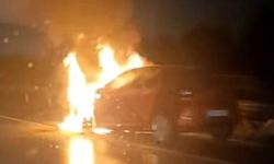 Manavgat'ta seyir halindeki otomobil alev alev yandı