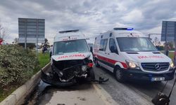 Ambulansa yol vermek isteyen araç hurdaya döndü!