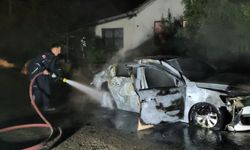 Antalya'da park halindeki otomobil alev alev yandı
