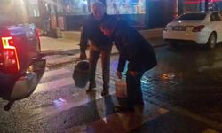 Belediye kapatmayınca esnaf devreye girdi! Çukur kum ve çakıllarla dolduruldu