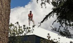 Konya'da alacağını alamayınca çatıya çıktı