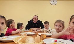 Cem Kotan çocuklarla kahvaltı yapıp oyunlar oynadı