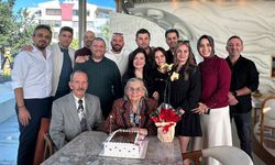 Antalya'da 28 yıl sonra anlamlı buluşma: Öğretmenlerine sürpriz yaptılar