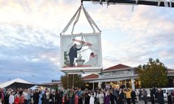 Fethiye’de sıra dışı düğün konvoyu: Gelin ve damat cam vitrinde gezdirildi