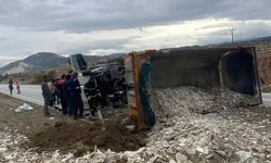 Burdur-Fethiye karayolunda kontrolden çıkan kamyon devrildi