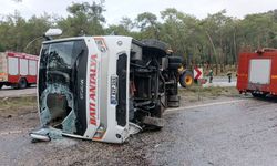 Kemer'de yolcu midibüsü devrildi