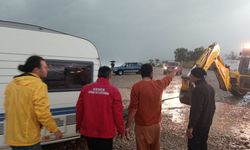 Kemer'de Rus turistler karavanda mahsur kaldı