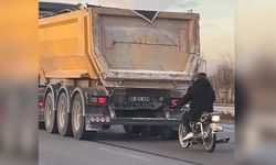 Konya'da tırın arkasına takılan motosikletli yürekleri ağza getirdi