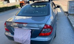 Lüks otomobil plakasızlığını bezle sakladı! Cezadan kaçamadı