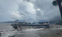 Marmaris'te fırtına gezi teknesini karaya oturttu