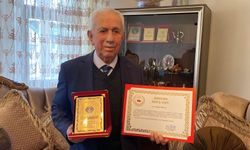 93 yaşındaki adam 10 cumhuriyet altınını jandarmaya bağışladı