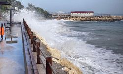 Mersin'de boyu 4-5 metreye ulaşan dev dalgalar sahili dövdü