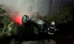 Mersin'de elektrikli araç seraya çarpıp ters döndü