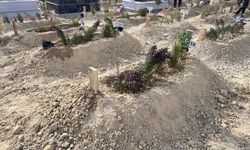 Mersin'de komşuları tarafından öldürülen anne ve oğul toprağa verildi