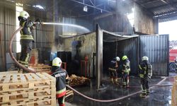 Mersin'de palet üretim tesisinde yangın çıktı