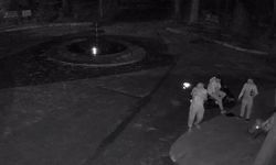 Burdur'da mezarlıkta saygısız görüntü: Duba fırlatıp, el hareketi çekti