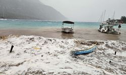 Fırtına Muğla’daki iskeleleri yıktı geçti