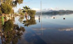 Köyceğiz Gölü taştı, plaj sular altında kaldı
