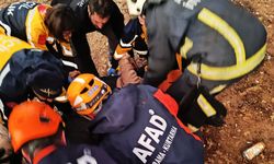 Kepez'de uçuruma yuvarlanan sürücüye AFAD, jandarma ve itfaiye desteği