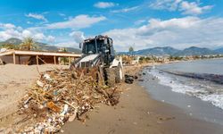 Alanya'da sağanak sonrası kıyıya vuran atıklar toplanıyor