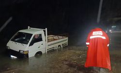 Antalya’da aracıyla suda mahsur kalan sürücü, yardıma gelen itfaiye ekiplerine neden kızdı? İşte o talep…