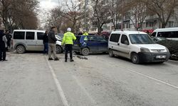 Konya’da kırmızı ışıkta kaza! 7 aracın arasında daldı