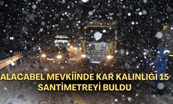 Antalya - Konya kara yolu Alacabel mevkiinde kar kalınlığı 15 santimetreyi buldu