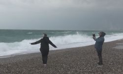 Fırtına vatandaşları alıkoyamadı! Konyaaltı Sahili'nde dalgaları izlediler