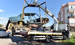 Kepez'de görüntü kirliliğine neden olan hurda araçlar kaldırıldı