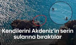 Antalya'da soğuğa aldırmayan öğrenciler Akdeniz'in serin sularına kendilerini bıraktı